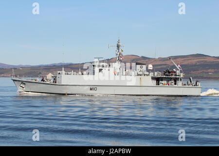 Le HMS Ramsey (M110), une classe de Sandown navire contre les mines de la Royal Navy, en passant Greenock au début de l'exercice Joint Warrior 17-1. Banque D'Images