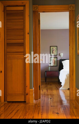 Couloir menant à la chambre principale à l''étage étage à l'intérieur d'une maison en bois rond empilé Banque D'Images