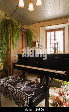 Piano Steinway et armoire bois dans la salle de musique à l'intérieur d'une ancienne maison en pierre des années 1840 Canadiana maison d'habitation de style Banque D'Images