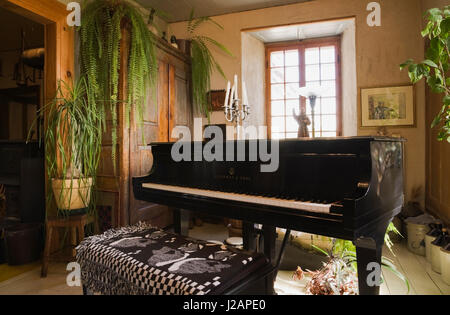 Piano Steinway et armoire bois dans la salle de musique à l'intérieur d'une ancienne maison en pierre des années 1840 Canadiana maison d'habitation de style Banque D'Images