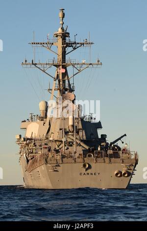 La Marine américaine de la classe Arleigh Burke destroyer lance-missiles USS Carney cuit en cours le 6 décembre 2015, dans la mer Méditerranée. (Photo de Theron J. Godbold /US Navy par Planetpix) Banque D'Images