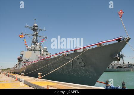 La Marine américaine de la classe Arleigh Burke destroyer lance-missiles USS Porter arrive à la base navale de la Rota, 30 avril 2015 à Rota, en Espagne. (Photo de Brian Dietrick /US Navy par Planetpix) Banque D'Images