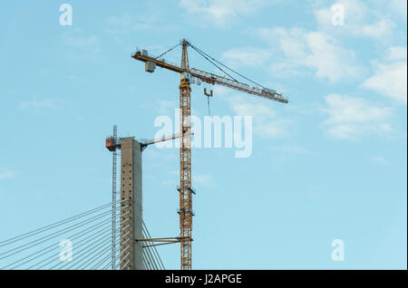 Détail de 200m construction grue sur Queensferry Crossing Bridge, Firth of Forth, Ecosse, Royaume-Uni Banque D'Images