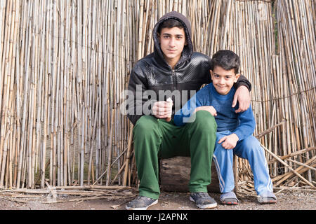 Chokam, IRAN - le 16 décembre 2016, les enfants Portrait de groupe à l'extérieur en face de haie bambou séché. Province de Gilan Banque D'Images