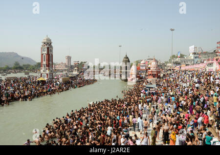 Pèlerins sur le Gange baignoire Banque D'Images