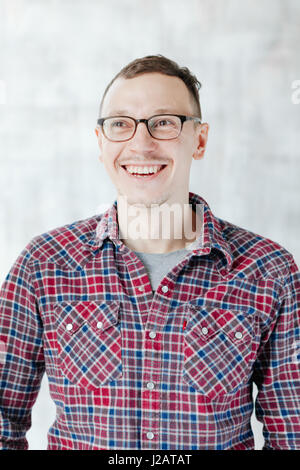 Portrait of happy young man isolated over white background Banque D'Images