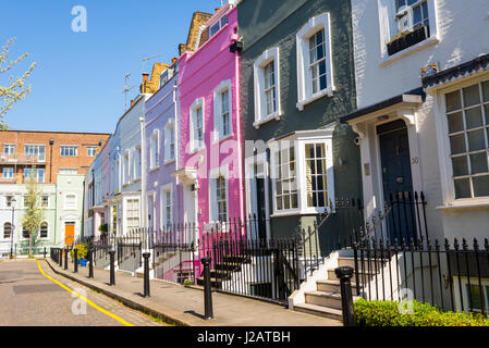 De couleur pastel maisons britannique victorien rénové dans un élégant mews à Chelsea, London, UK Banque D'Images