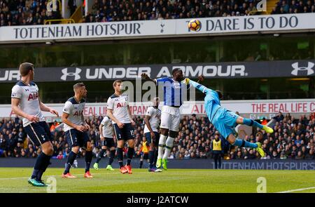 Hugo Lloris de Tottenham poinçons la balle ressort clairement de Romelu Lukaku d'Everton lors de la Premier League match entre Everton et Tottenham Hotspur à White Hart Lane à Londres. Le 5 mars 2017. James Boardman / EDITORIAL N'utilisez que des photos au téléobjectif de FA Premier League et Ligue de football images sont soumis à licence DataCo voir www.football-dataco.com Banque D'Images