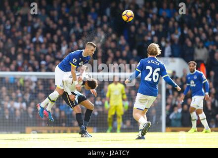 Morgan Schneiderlin de Everton dirige le ballon au-dessus de Tottenham Alli Dele au cours de la Premier League match entre Everton et Tottenham Hotspur à White Hart Lane à Londres. Le 5 mars 2017. James Boardman / EDITORIAL N'utilisez que des photos au téléobjectif de FA Premier League et Ligue de football images sont soumis à licence DataCo voir www.football-dataco.com Banque D'Images