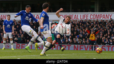 Harry Kane de Tottenham pousses durant la Premier League match entre Everton et Tottenham Hotspur à White Hart Lane à Londres. Le 5 mars 2017. James Boardman / EDITORIAL N'utilisez que des photos au téléobjectif de FA Premier League et Ligue de football images sont soumis à licence DataCo voir www.football-dataco.com Banque D'Images