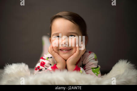 Portrait d'une belle petite fille Banque D'Images