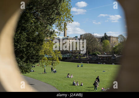 Le merveilleux village de Saltaire, près de Bradford. Site du patrimoine mondial de l'UNESCO et de l'ancienne maison du célèbre artiste David Hockney Banque D'Images