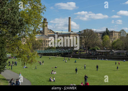 Le merveilleux village de Saltaire, près de Bradford. Site du patrimoine mondial de l'UNESCO et de l'ancienne maison du célèbre artiste David Hockney Banque D'Images