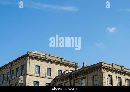 Le merveilleux village de Saltaire, près de Bradford. Site du patrimoine mondial de l'UNESCO et de l'ancienne maison du célèbre artiste David Hockney Banque D'Images