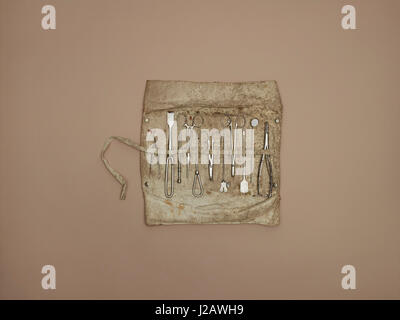 Tourné directement au-dessus de divers outils médicaux sur fond beige Banque D'Images