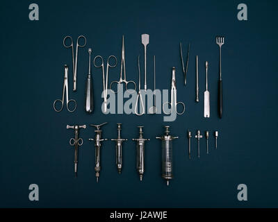 Tourné directement au-dessus de divers outils médicaux sur fond bleu Banque D'Images