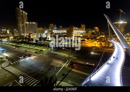 Le centre-ville illuminé, Skyline SD avec Petco Park et le viaduc se dirigeant à la bibliothèque centrale, en décembre 2016. Dans le monde d'utilisation | Banque D'Images