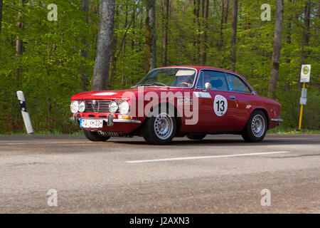 HEIDENHEIM, ALLEMAGNE - 4 MAI 2013: Frank Hecht et Sarah Janina Wurth dans leur 1972 Alfa Romeo GTV 2000 à l'ADAC Wurttemberg Historique Rallye 2013 o Banque D'Images