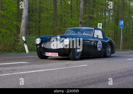 HEIDENHEIM, ALLEMAGNE - le 4 mai 2013 : Norbert Odparlik Odparlik et Birgit dans leur Austin Healey 1958 BN4 100 à l'ADAC Rallye Historique Wurtemberg 20 Banque D'Images