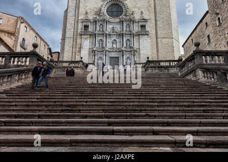 Espagne, Catalogne, Gérone, Cathédrale de Saint Mary de Gérone escalier et façade Baroque Banque D'Images