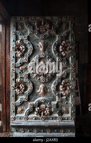 Ancienne porte de la cathédrale de Gérone, renforcés de métal décoré avec des plantes de surface vieilli motif, Catalogne, Espagne Banque D'Images