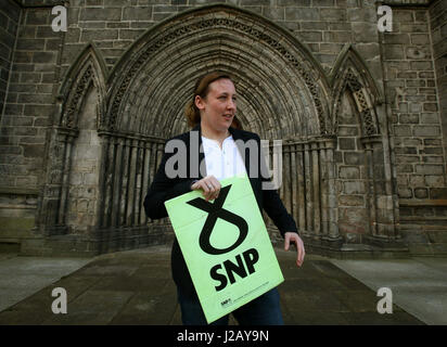 SNP Mhairi MP noir sur le sentier de campagne électorale locale à Paisley Abbey. Banque D'Images