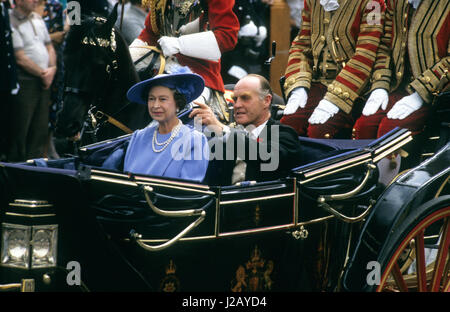 Sa Majesté la Reine Elizabeth 11 avec de grands Ronald Ferguson de retourner au Palais de Buckingham en car après le mariage du prince Andrew et de Sarah Ferguson 1986 Banque D'Images