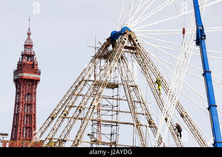 La reconstruction de la grande roue sur la pile centrale, Blackpool, après son service et l'entretien d'hiver Banque D'Images