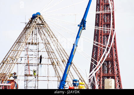 La reconstruction de la grande roue sur la pile centrale, Blackpool, après son service et l'entretien d'hiver Banque D'Images