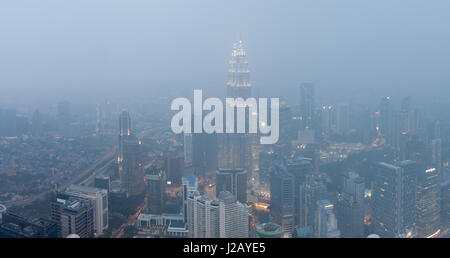 Kuala Lumpur skyline avec les tours jumelles Petronas sur un ciel voilé en soirée. La brume est causée par les incendies de forêts indonésiennes. Kuala Lumpur, Malaisie. Banque D'Images