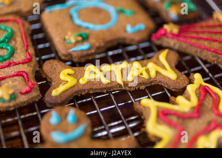 Close-up of gingerbread cookies sur grille métallique Banque D'Images