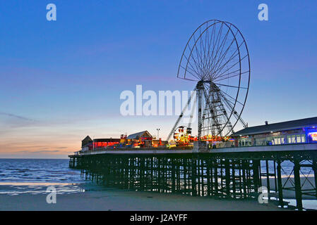 La reconstruction de la grande roue sur la pile centrale, Blackpool, après son service et l'entretien d'hiver Banque D'Images