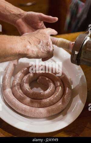 Portrait de l'homme, préparer des saucisses dans les machines Banque D'Images