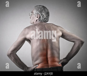 Vieil homme avec les maux de dos Banque D'Images