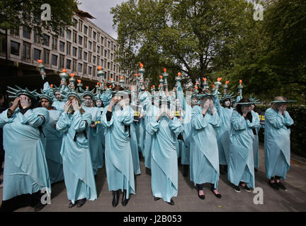 Amnesty International organiser une protestation auprès de 100 "statues de la liberté, à l'occasion de nous Président Donald Trump's 100 premiers jours de son mandat (29 avril), à l'extérieur de l'ambassade des États-Unis à Grosvenor Square, Londres. Banque D'Images