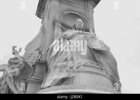 Low angle view of Victoria Memorial contre ciel clair, London, England, UK Banque D'Images