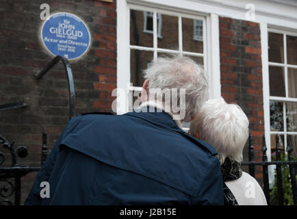 Dame Judi Dench et Sir Ian McKellen au dévoilement d'un héritage anglais blue plaque commémorant Sir John Gielgud au numéro 16 Cowley Street à Westminster, Londres, où il a vécu pendant 31 ans. Banque D'Images