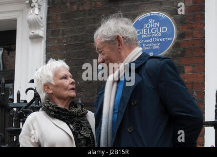 Dame Judi Dench et Sir Ian McKellen au dévoilement d'un héritage anglais blue plaque commémorant Sir John Gielgud au numéro 16 Cowley Street à Westminster, Londres, où il a vécu pendant 31 ans. Banque D'Images