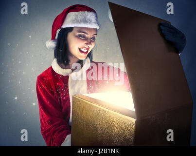 Santa girl boîte cadeau lumineux Banque D'Images