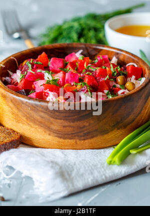 Salade de betteraves rouges traditionnels russes vinaigrette avec l'huile, du pain et des verts. L'amour pour une saine nourriture vegan concept Banque D'Images