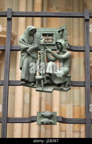 Les femmes paysannes de la vrille en hiver. Allégorie des saisons conçu par le sculpteur tchèque Jaroslav Horejc (1954-1957) pour le bronze de la grille décorative porte d'or de la Cathédrale Saint Vitus de Prague, en République tchèque. Banque D'Images