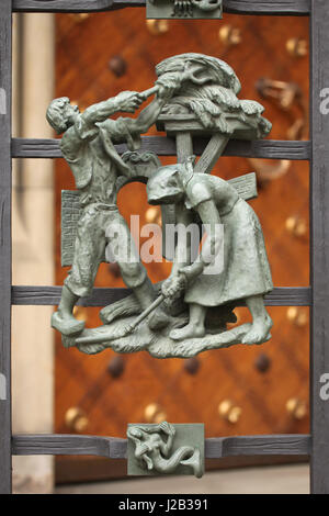 Le battage et de la fenaison en été. Allégorie des saisons conçu par le sculpteur tchèque Jaroslav Horejc (1954-1957) pour le bronze de la grille décorative porte d'or de la Cathédrale Saint Vitus de Prague, en République tchèque. Banque D'Images