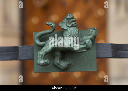 Le lion. Signe du Zodiaque conçu par le sculpteur tchèque Jaroslav Horejc (1954-1957) pour le bronze de la grille décorative porte d'or de la Cathédrale Saint Vitus de Prague, en République tchèque. Banque D'Images