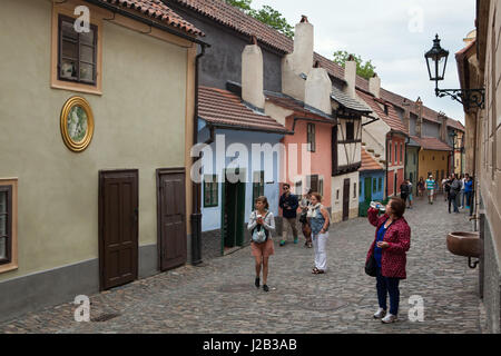 Les touristes visitent la ligne d'or du château de Prague à Prague, République tchèque. Franz Kafka a vécu dans la chambre numéro 22 (la Maison Bleue, représenté à l'avant-plan) pendant environ deux ans entre 1916 et 1917. Banque D'Images