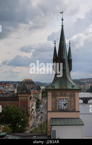 Vieille Ville Tour de l'eau dans Stare Mesto (vieille ville) à Prague, République tchèque, sur la photo de la Vieille Ville Tour du pont sur le Pont Charles. Le Théâtre National est vu dans l'arrière-plan. Banque D'Images