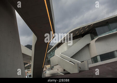 Terminal maritime de Salerne (stazione marittima di Salerno) conçu par l'architecte britannique d'origine irakienne Zaha Hadid à Salerne, Campanie, Italie. Banque D'Images