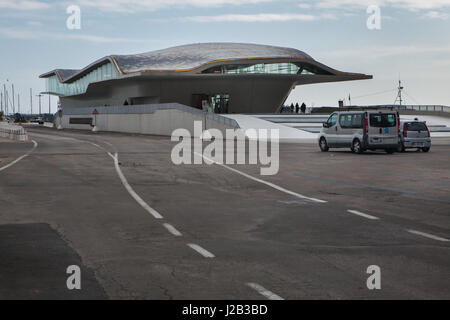 Terminal maritime de Salerne (stazione marittima di Salerno) conçu par l'architecte britannique d'origine irakienne Zaha Hadid à Salerne, Campanie, Italie. Banque D'Images