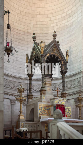 Ciboire dans le presbytère de la Basilique de Saint Martin (basilique Saint-Martin de Tours) à Tours, Indre-et-Loire, France. Banque D'Images