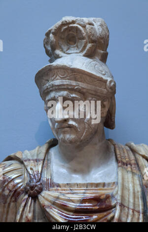 Général et homme d'État grec Pyrrhus d'Épire (319/318 - 272 BC). Copie en marbre romain du 2e siècle après un original grec de la période hellénistique sur l'affichage dans le Musée des Beaux-Arts de Tours (Musée des beaux-arts) à Tours, Indre-et-Loire, France. Banque D'Images