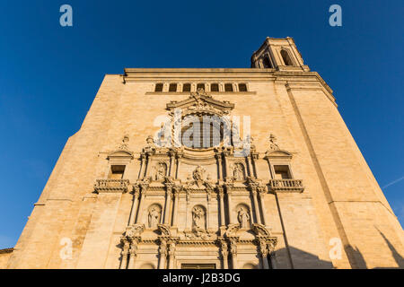 Cathédrale de Gérone, dans le soleil couchant. Le coucher du soleil. La Catalogne, Espagne. Banque D'Images